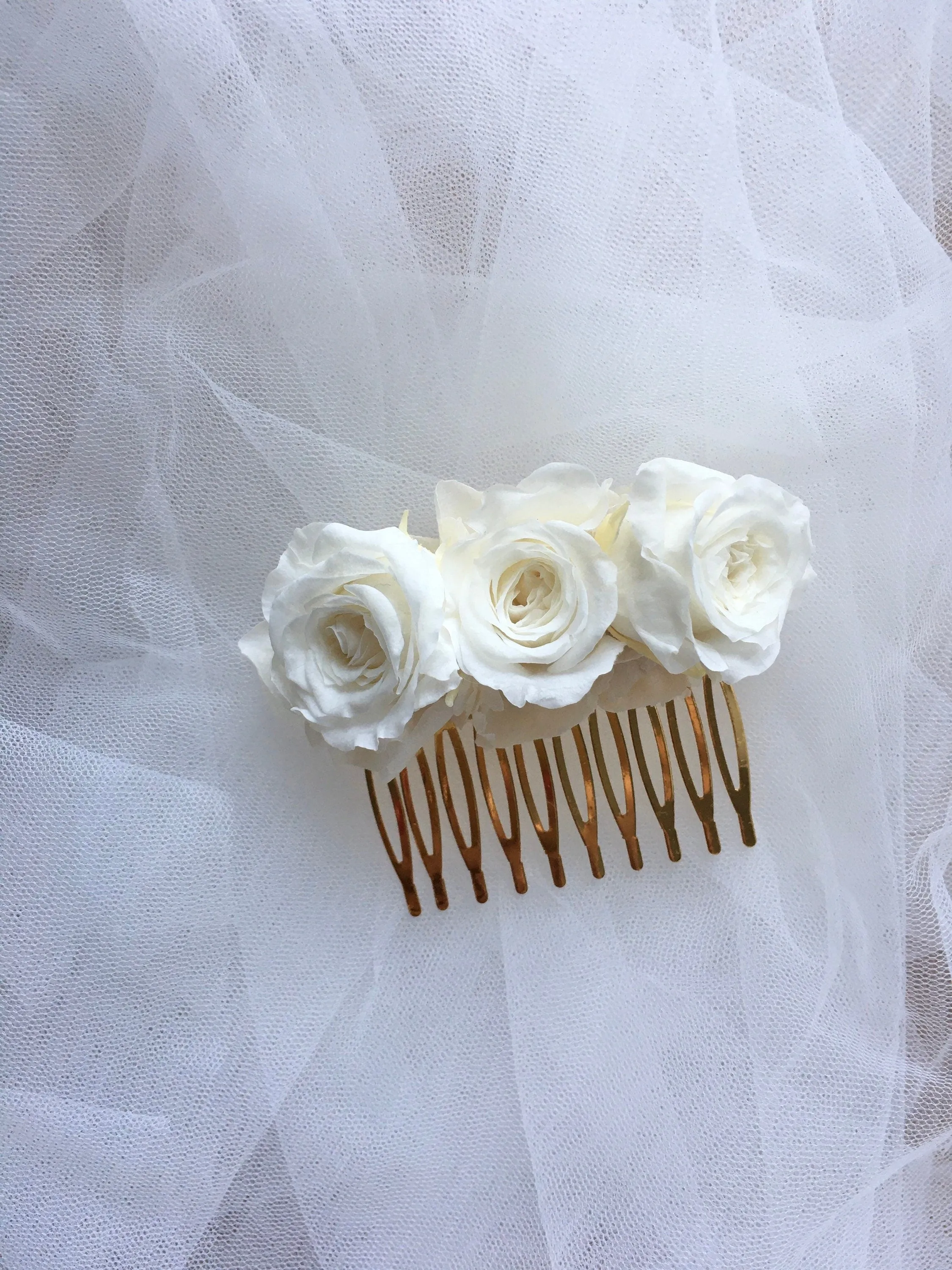 White Rose Hair Comb Small, Minimal Bridal Hair Piece, Preserved Rose Decorative Wedding Side Comb in Gold, Everlasting Flower Updo Hair